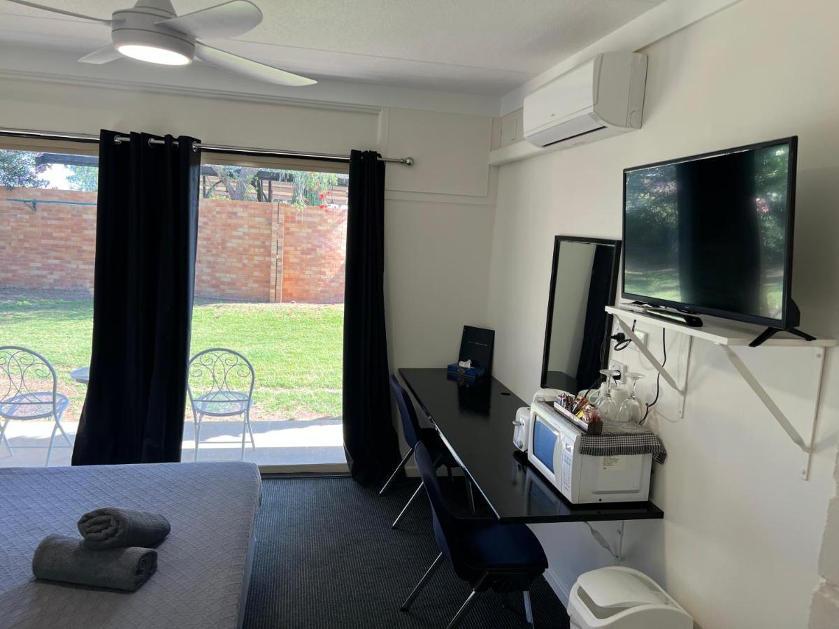 לונגריץ' Jumbuck Motor Inn - Pool - Pet Friendly Section - King Beds מראה חיצוני תמונה