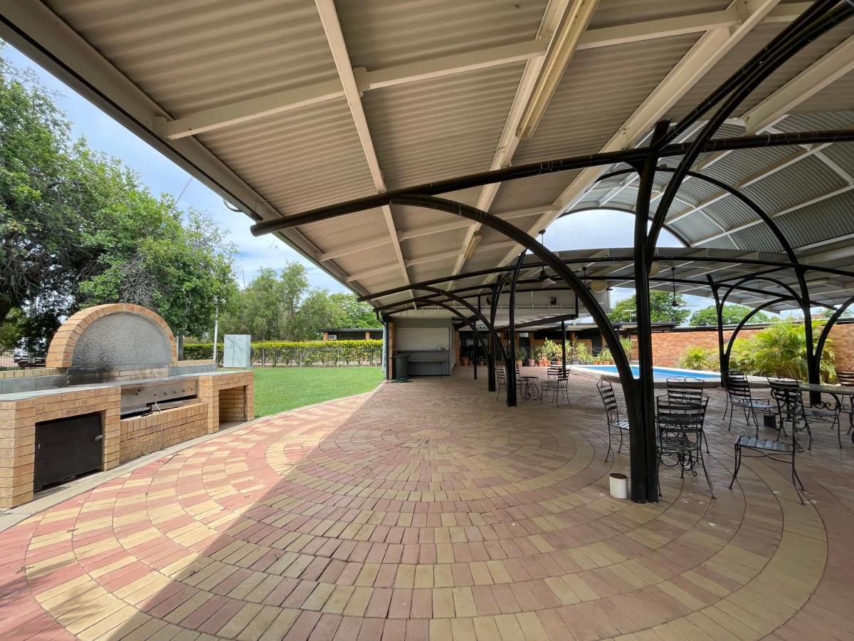 לונגריץ' Jumbuck Motor Inn - Pool - Pet Friendly Section - King Beds מראה חיצוני תמונה