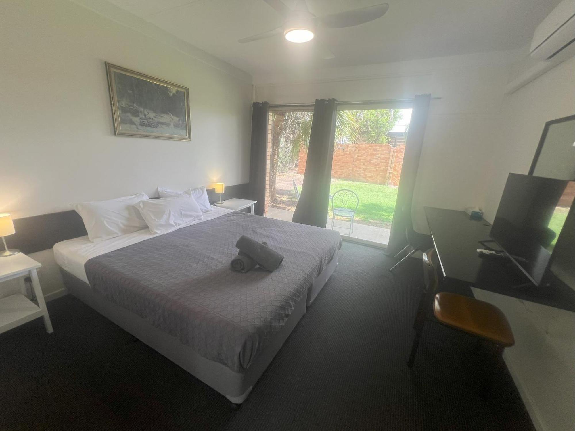 לונגריץ' Jumbuck Motor Inn - Pool - Pet Friendly Section - King Beds מראה חיצוני תמונה