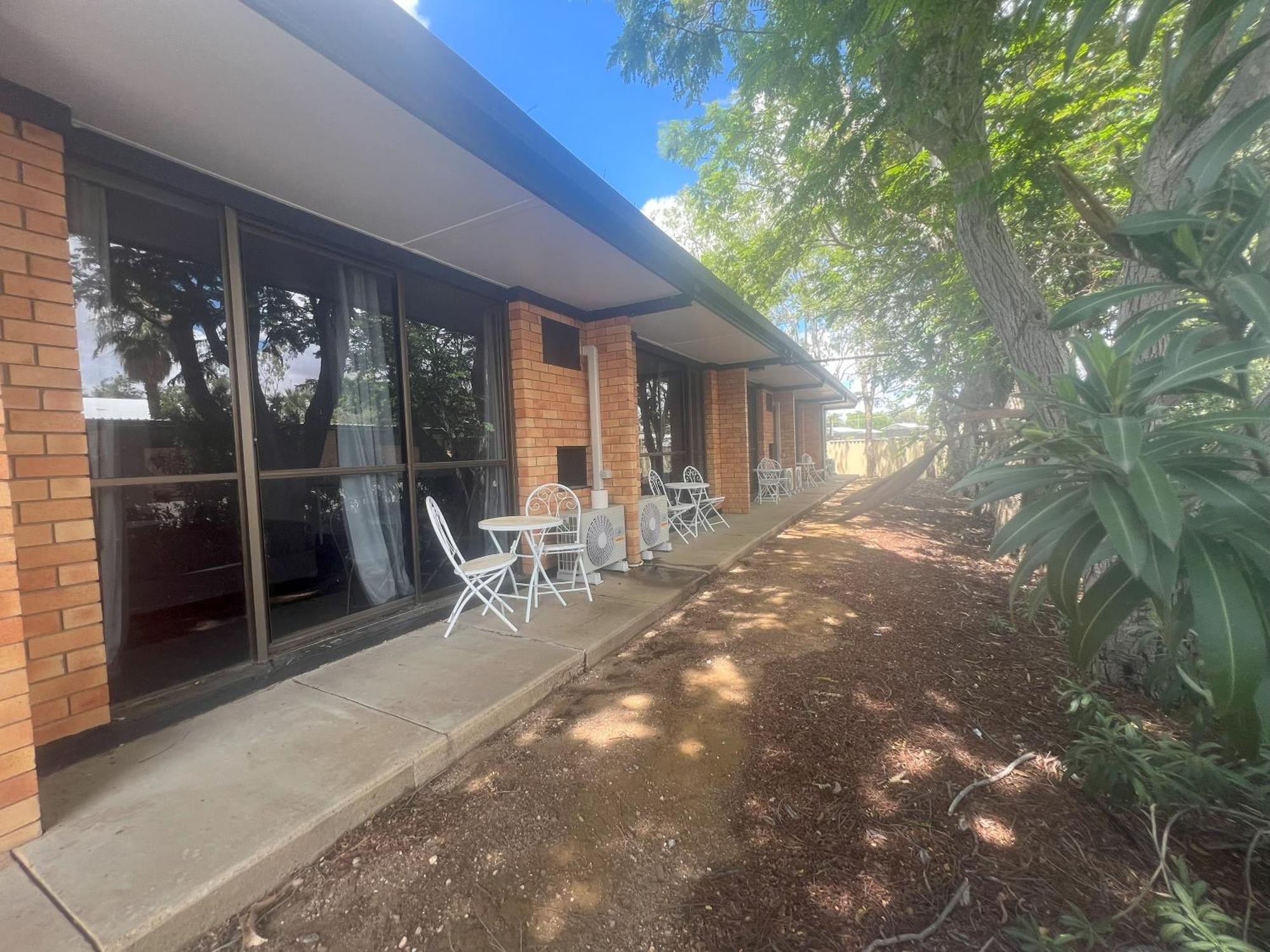 לונגריץ' Jumbuck Motor Inn - Pool - Pet Friendly Section - King Beds מראה חיצוני תמונה